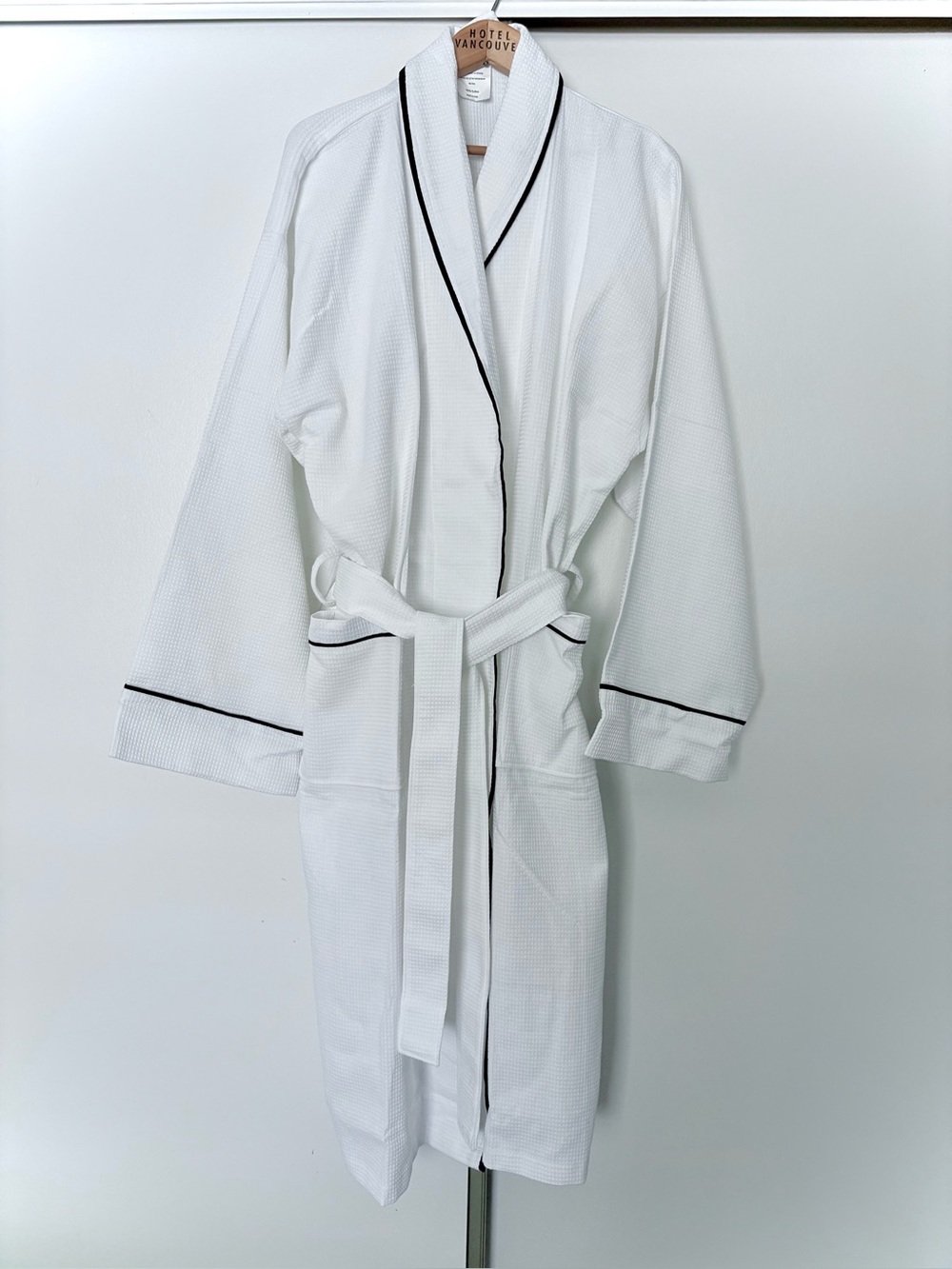NWOT White Waffle Knit Spa Robe Black Piping 100% Cotton Luxury size Large